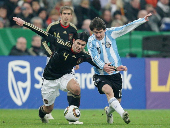 http://www.rund-magazin.de/uploads/images/am_ball/abcd/tascimessi.jpg