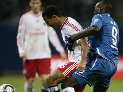 Dennis Aogo gegen Demba Ba