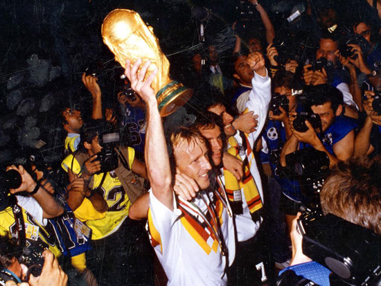 Andreas Brehme mit dem WM-Pokal
