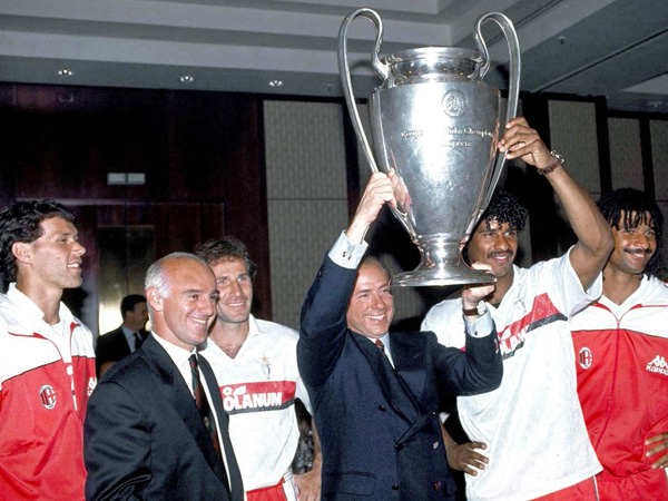 Arrigo Sacchi mit dem Europacup