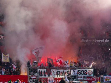 Fans mit Pyrotechnik