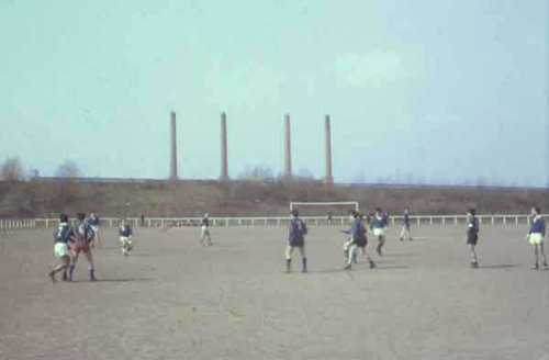 Der Fußballplatz vor dem Lager Berliner Brücke