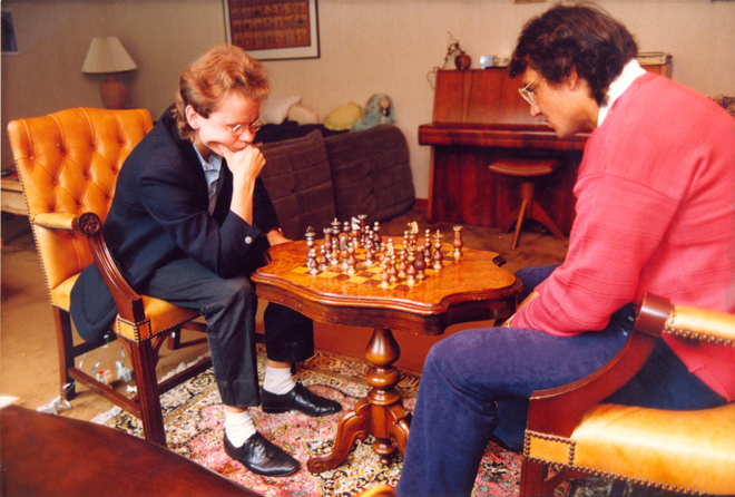 Felix Magath spielt Schach