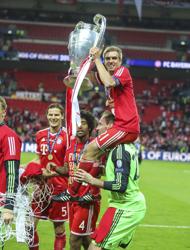 Philipp Lahm mit dem Champions-League-Pokal