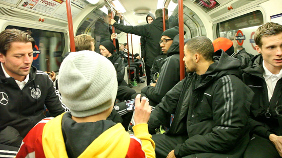 Nationalelf in der Londoner U-Bahn