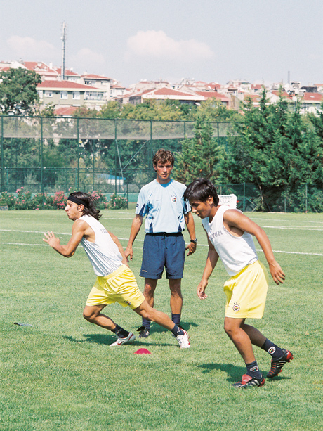 Ein Verein, ein System: Die U18-Mannschaft von Fenerbahce Istanbul und ihr niederländischer Trainer Alex Pastoor (Mitte)