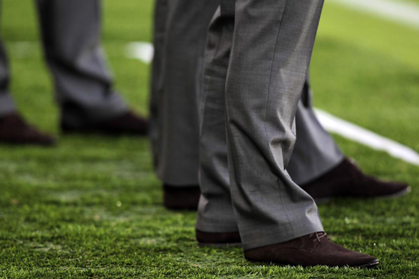 Anzugträger am Fußballplatz