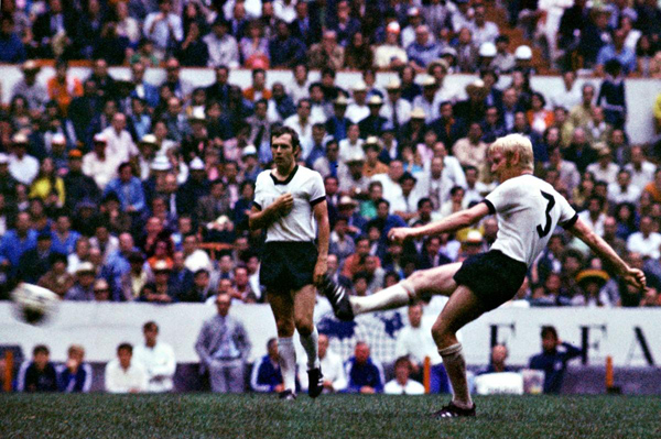 Karl-Heinz Schnellinger gegen Italien 1970, im Hintergrund Franz Beckenbenbauer