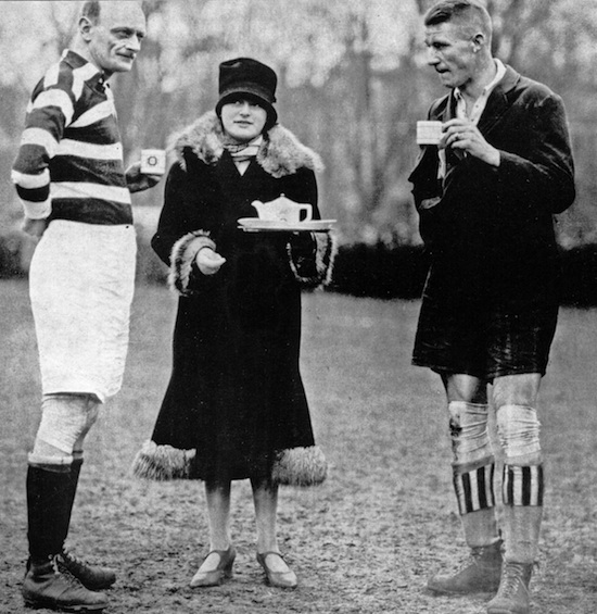 Pausentee in den 1920er-Jahren: Jäger im AFC-Trikot (l.) mit eleganter Dame und HSV-Star Tull Harder