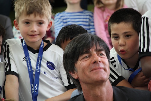 Jogi Löw mit Kindern