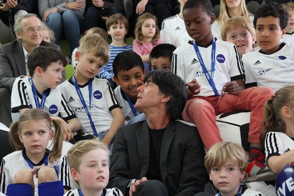 Jogi Löw mit Kindern