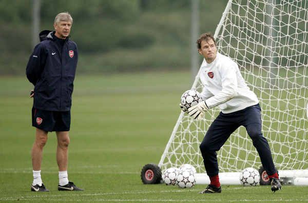 Arsène Wenger beobachtet Jens Lehmann beim Training