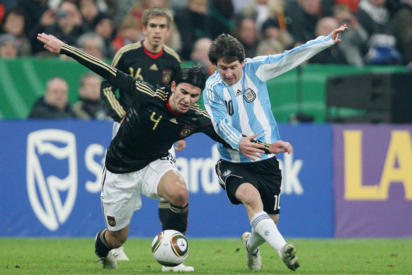 Serdar Tasci gegen Lionel Messi