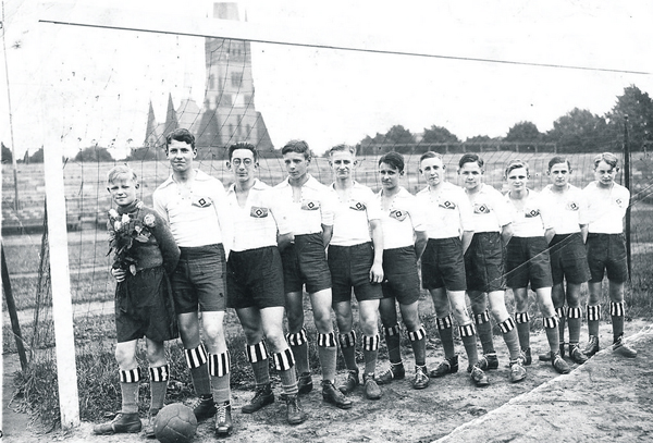 Walter Wächter (3. v. li.) im HSV-Dress auf dem Fußballfeld des HSV am Turmweg, um 1929. Als Regimegegner und Jude wurde Walter Wächter verfolgt. (Foto: Torkel Wächter, Stockholm