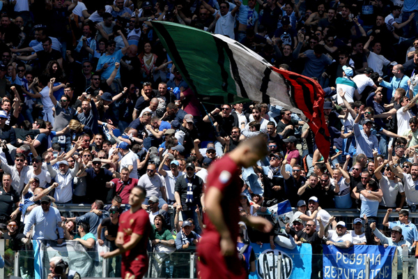 Anhänger von Lazio Rom bejubeln das 3:1 im Derby gegen AS Rom