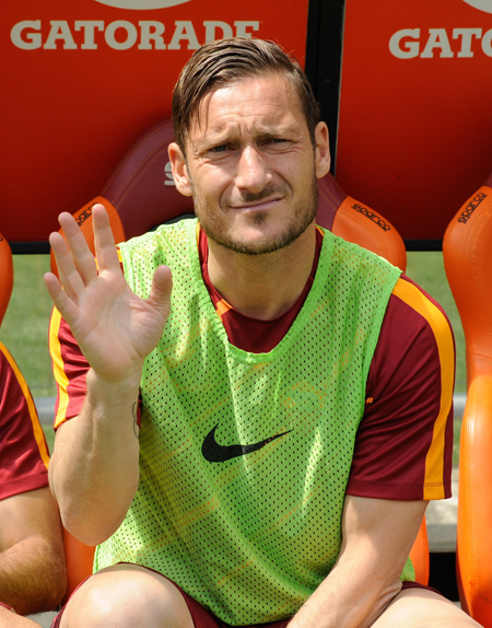 Francesco Totti winkt auf der Ersatzbank