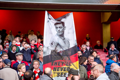 Fans von Arsenal feiern Mesut Özil