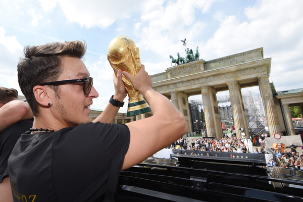 Mesut Özil mit dem WM-Pokal am Brandenburger Tor