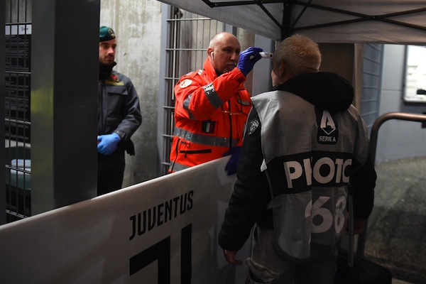 Am 8. März beim Spiel Juventus Turin - Inter Mailand, Temperatur bei Fotografen wird gemessen