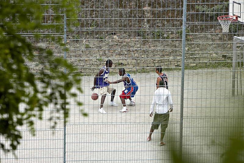 Otto Addo spielt Basketball