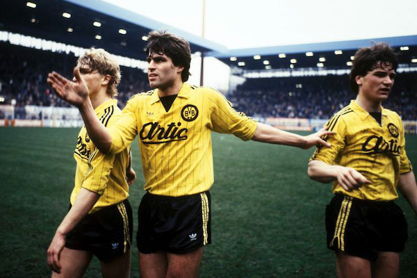 Andy Egli (Mitte), Günter Kutowski (li.) und Bernd Storck (alle BVB)