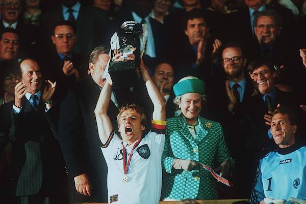 Jürgen Klinsmann mit dem EM-Pokal 1996