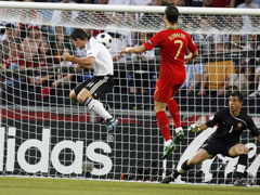 Miroslav Klose trifft zum 1:0 gegen Portugal